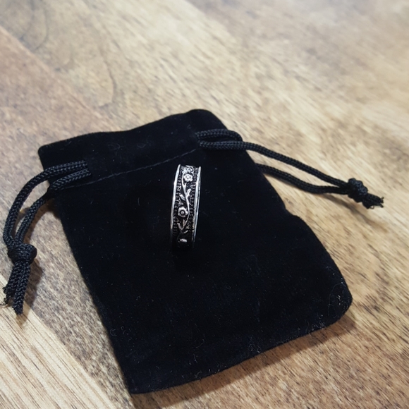 Engraved flower and vine silver ring with bag - Picture 2 of 5